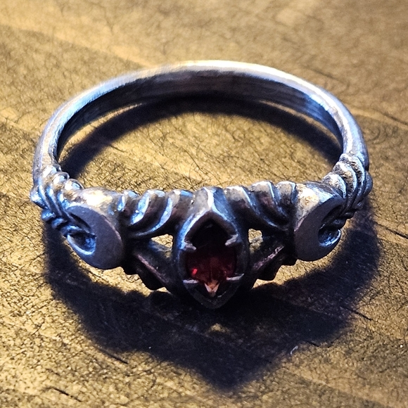 Arcana Obscura Artemis Ring Sterling Silver Garnet - Picture 4 of 6